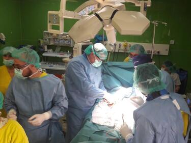 Едно от наръганите в Благоевград момчета е оперирано