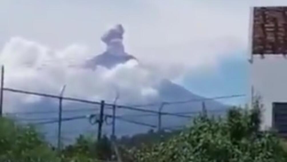 Вулкан на Бали обърка почивката на хиляди туристи Десетки полети
