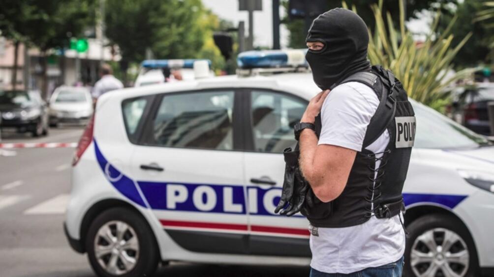 Автомобил с мигранти връхлетя срещу жандармеристи в северния френски град