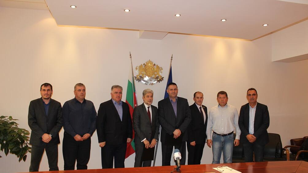 Министърът на околната среда и водите Нено Димов подписа договор