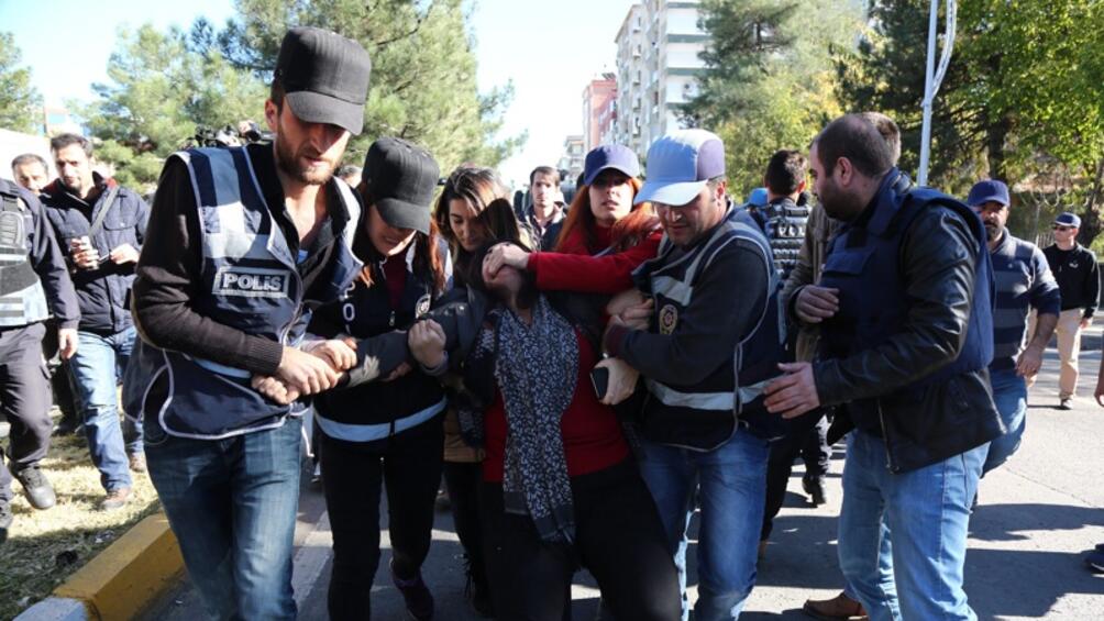 Турските сили за сигурност са задържали нови 50 души включително
