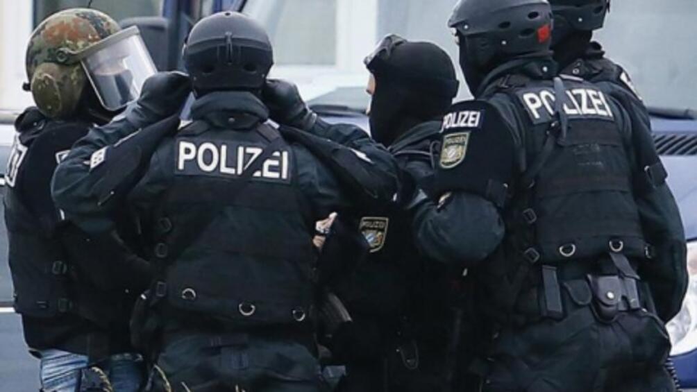 Германската полиция е използвала водни оръдия за да разръсне стотици протестиращи