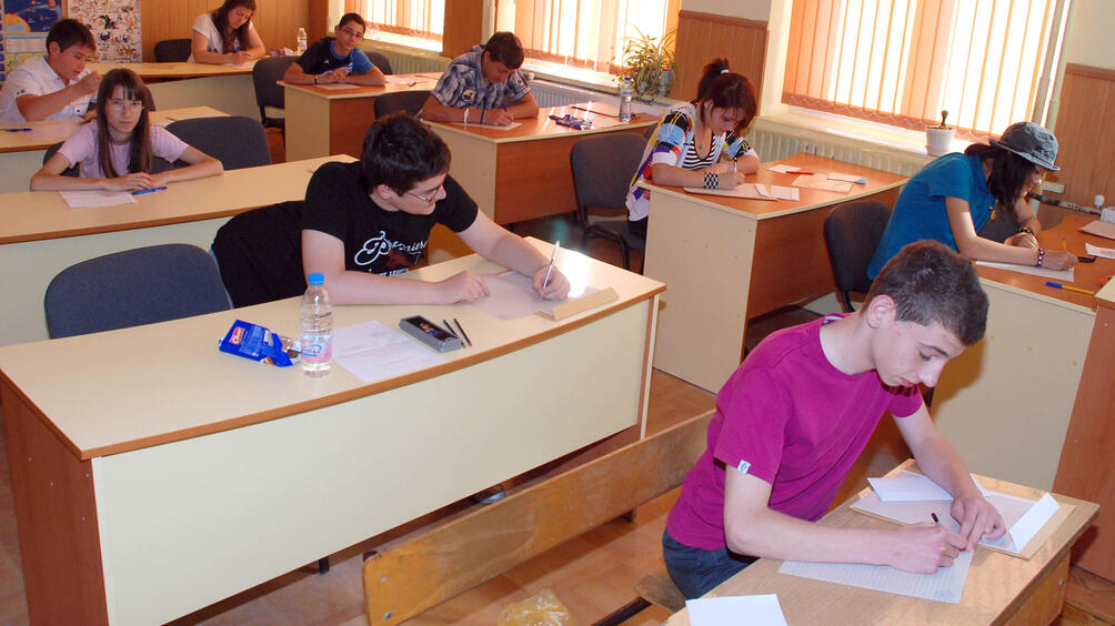 Министърът на образованието Красимир Вълчев каза че се разглежда възможността учебниците с