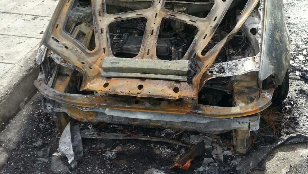 Шест автомобила изгоряха при два различни инцидента тази нощ в
