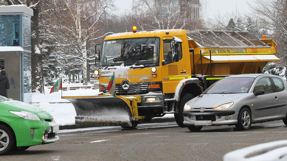 През изминалата нощ в София са работили 142 единици снегопочистваща