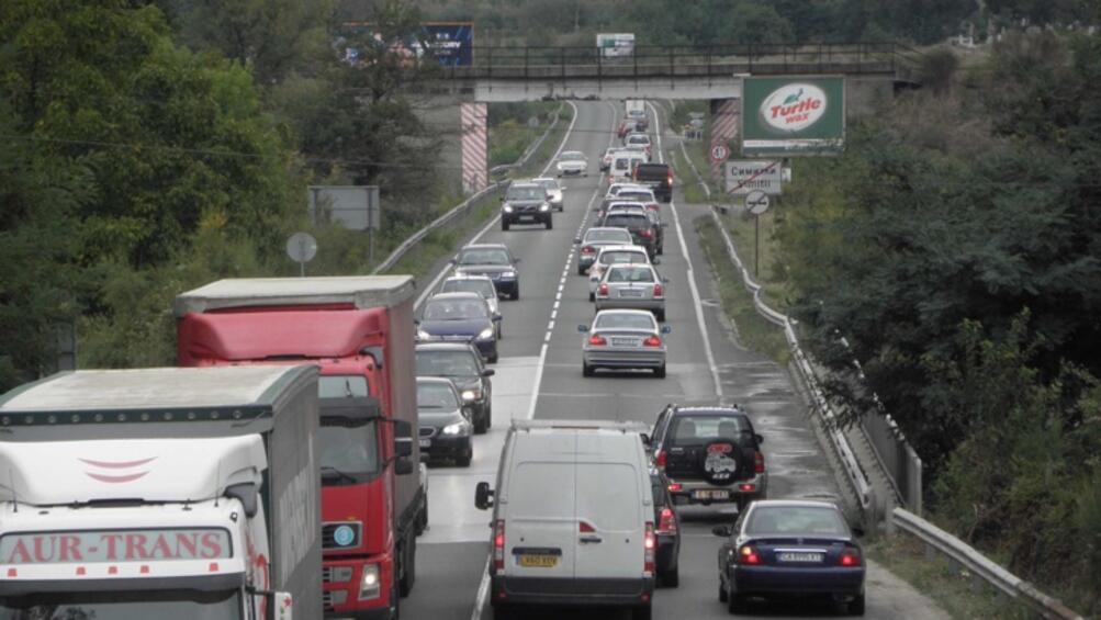 Тежък бе трафикът днес главен път Е-79 между Благоевград и