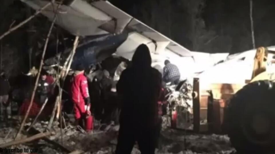 Самолет с 22-ма пътници и тричленен екипаж се разби близо