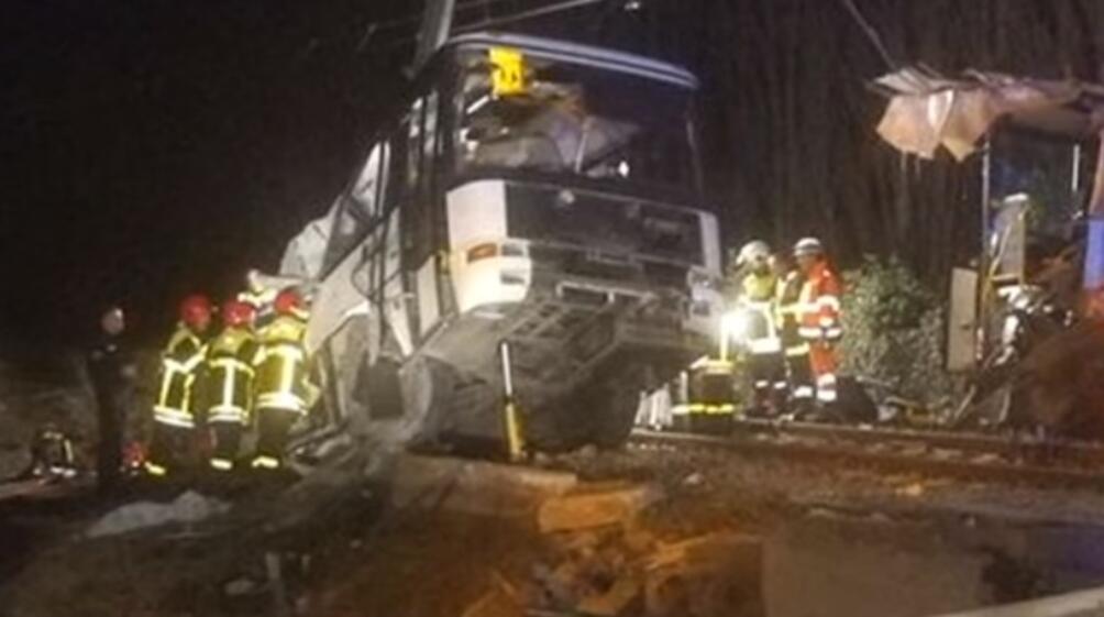 Жестока катастрофа между влак и автобус във Франция Четири деца