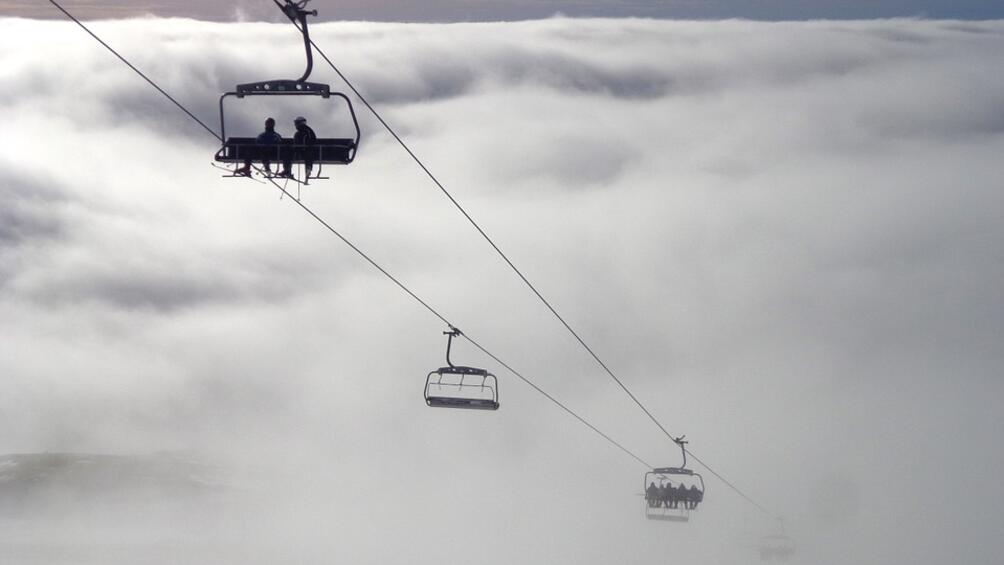 160 скиори се оказаха блокирани в кабинков лифт във френския алпийски курорт Шам рус