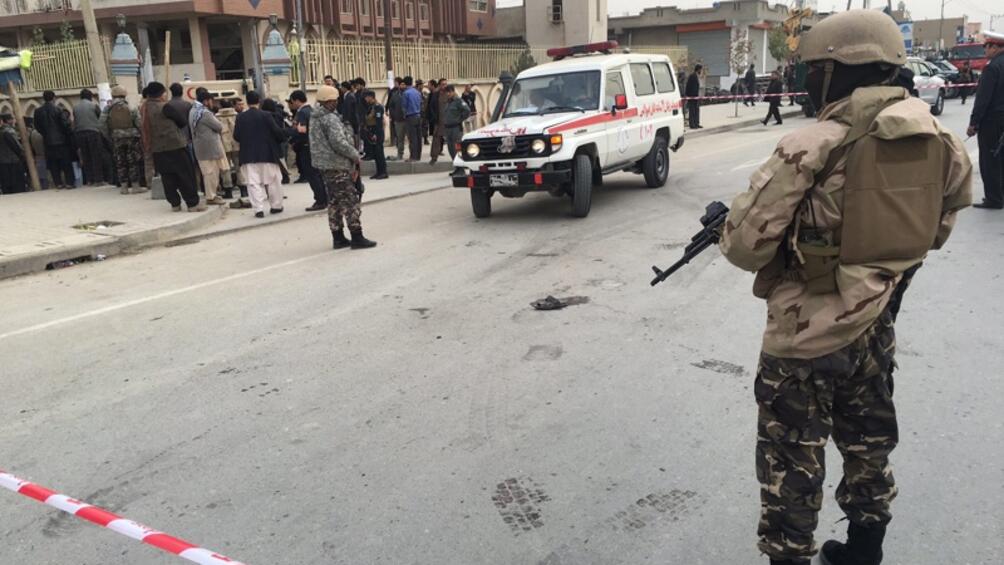 Камикадзе уби шест души при нападение близо до комплекса на афганистанското
