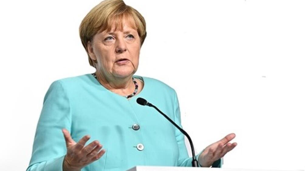 Близо половината германци смятат че канцлерката Ангела Меркел трябва да