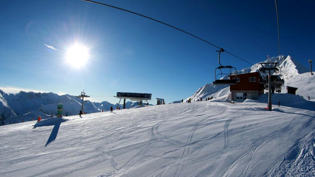 Огромни опашки пред ски зоната в Банско са се образували