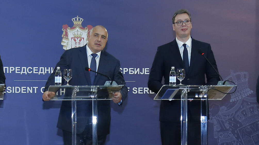 Премиерът Бойко Борисов и сръбският президент Александър Вучич се поздравиха