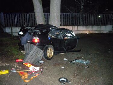 Млад мъж усука колата си около дърво и загина