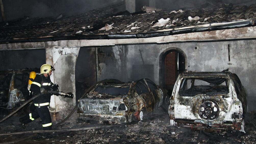Два автомобила собственост на горски стражари са подпалени тази нощ
