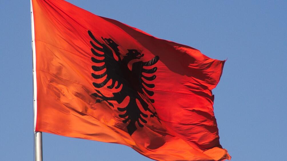 Централната избирателна комисия в Албания отстрани от парламента двама депутати