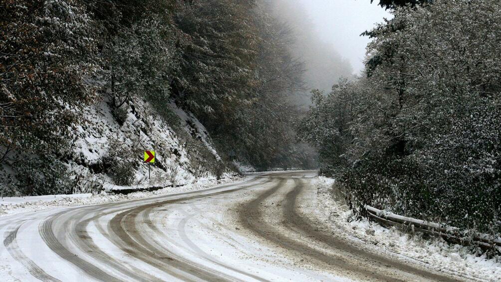 Снегът предизвика хаос по пътищата на много места в страната