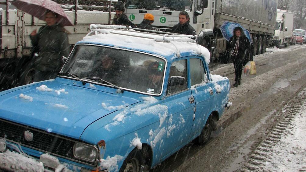 Осем младежи с три автомобила са попаднали в снежен капан