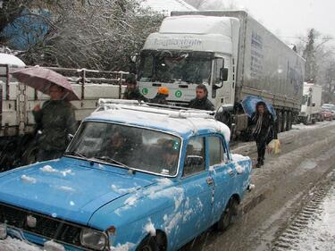 Осем младежи са попаднали в снежен капан под връх Бузлуджа