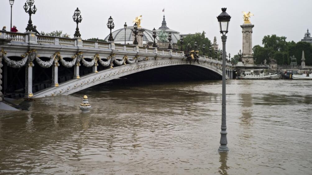 Нивото на река Сена в Париж продължава опасно да се