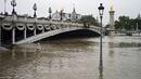 Сена залива все повече улици в Париж