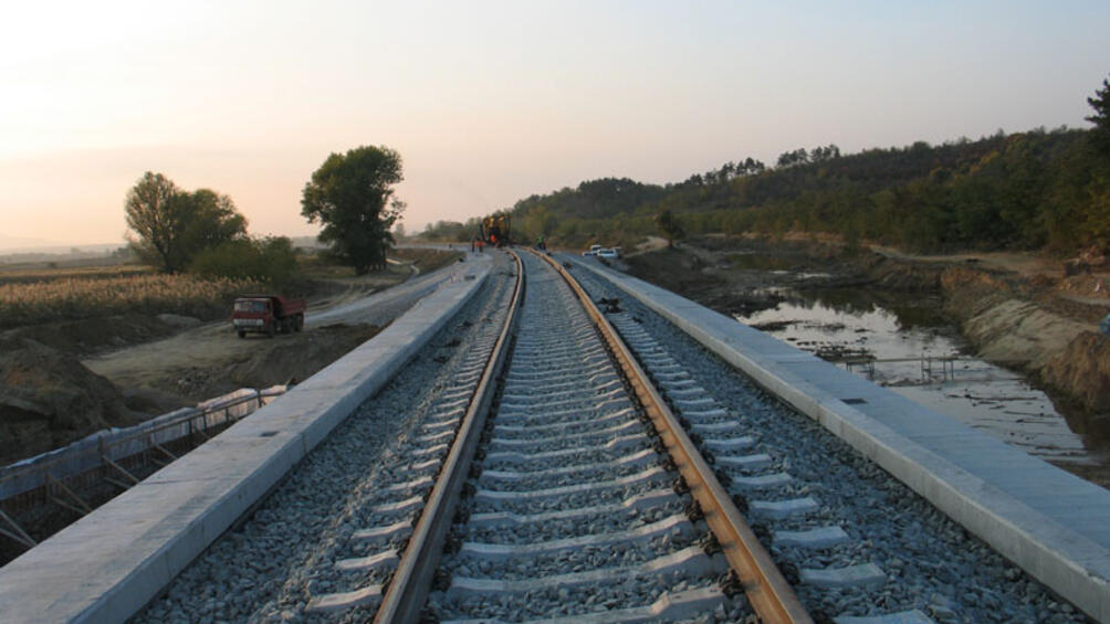 Македония започва доизграждането на железопътната линия до България. Правителството в