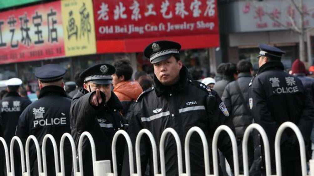 Кръвопролитие в мол в Пекин Въоръжен с нож мъж нападна