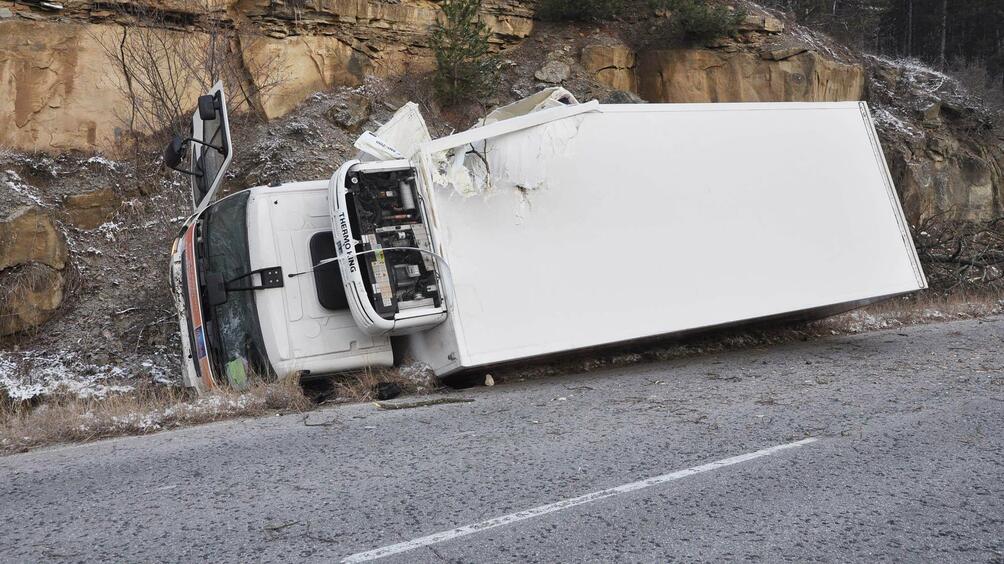 Камион превозващ вино се обърна на магистрала Струма и разля