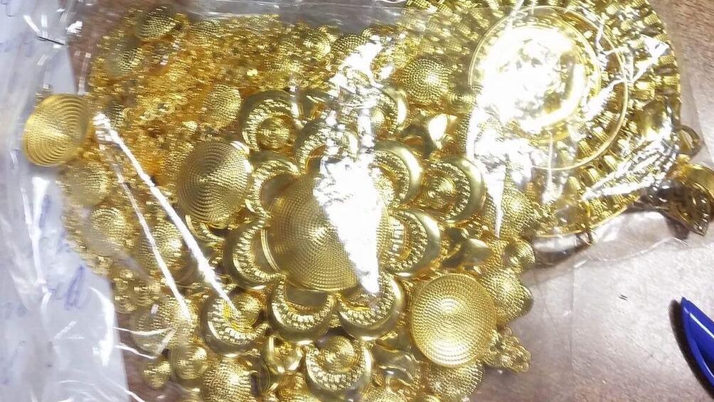 718 грама недекларирани златни и сребърни накити откриха в бельото