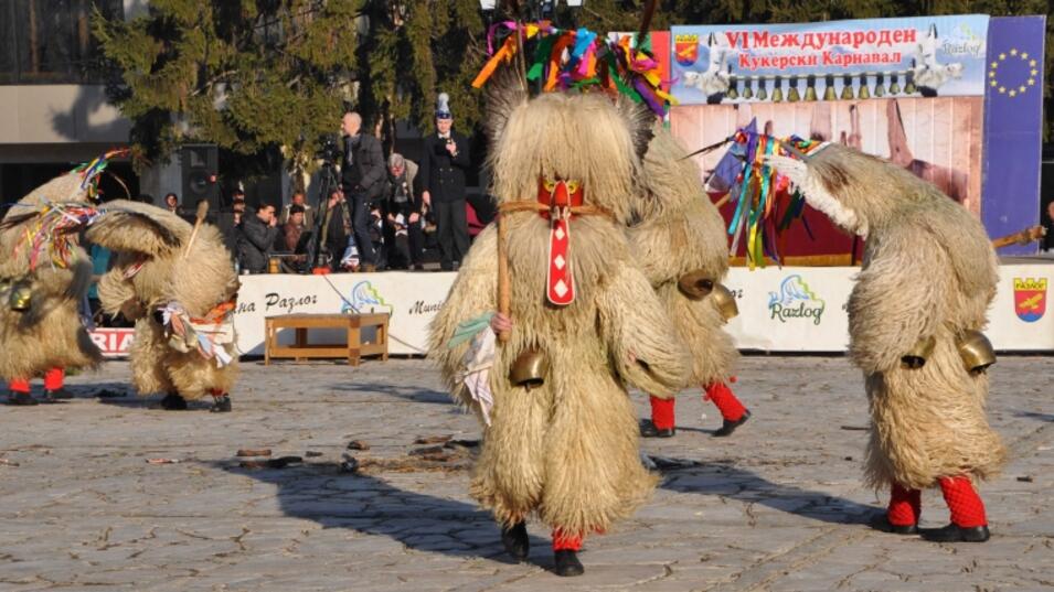 С карнавално шествие, звън на чанове, страховити маски и традиционни