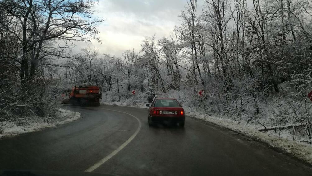 Движението на прохода Шипка е затруднено Заради тежкия сняг десетки