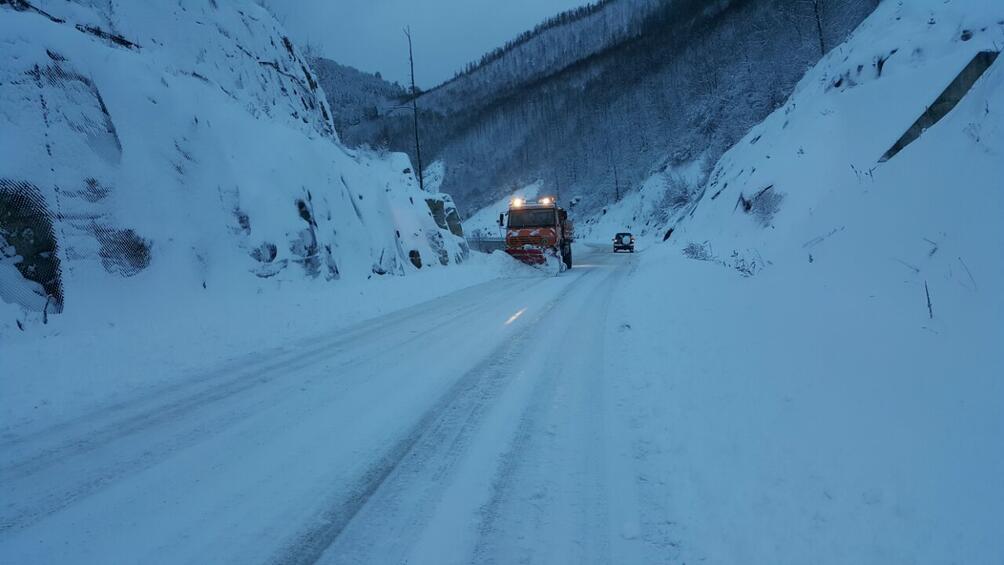 Над 600 машини почистват републиканските пътища в районите със снеговалеж