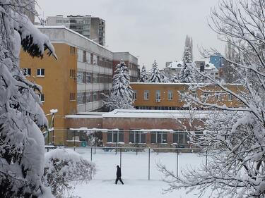 Зимата затвори близо 1000 училища в страната