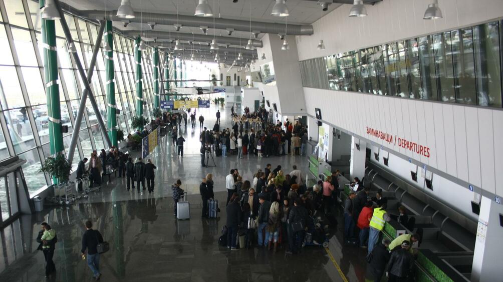 Стотици руски туристи стоят втори ден блокирани на летище Пловдив