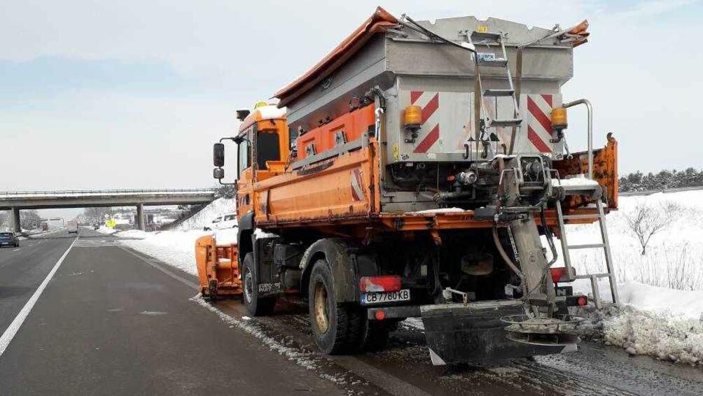 Пътищата в област Силистра са мокри и хлъзгави и са затворени съобщиха