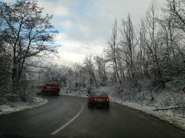 Затруднено е движението по пътя София-Варна