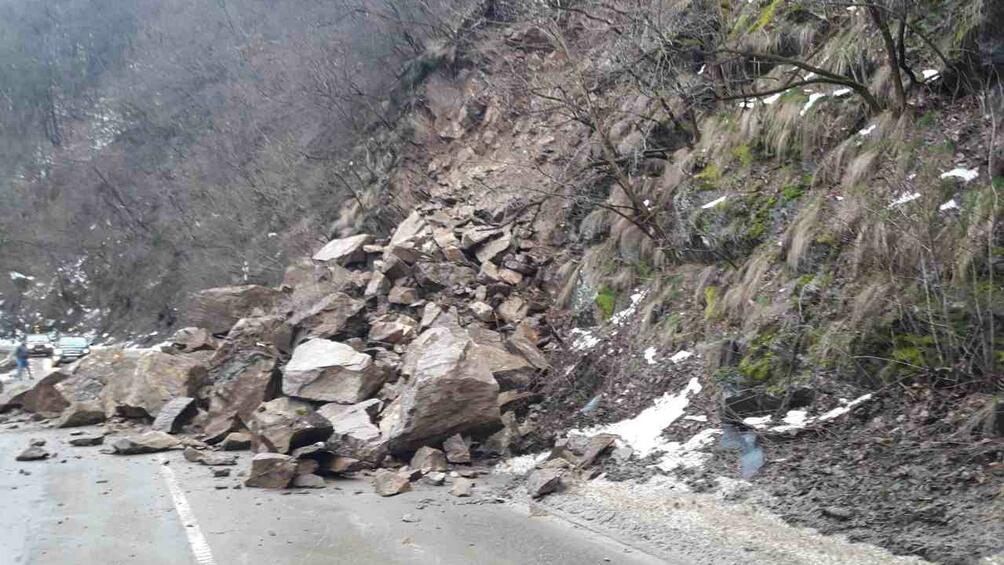 Екип от алпинисти обрушва скалите блокирали движението по пътя София Самоков