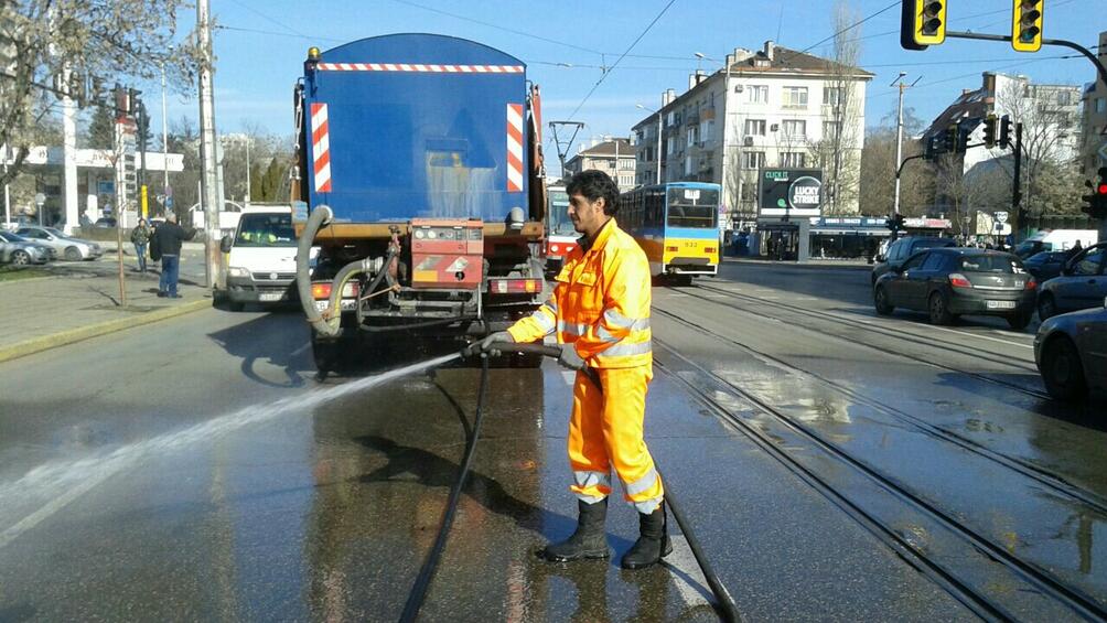 В София започна почистване на улици и булеварди Фирмите ангажирани