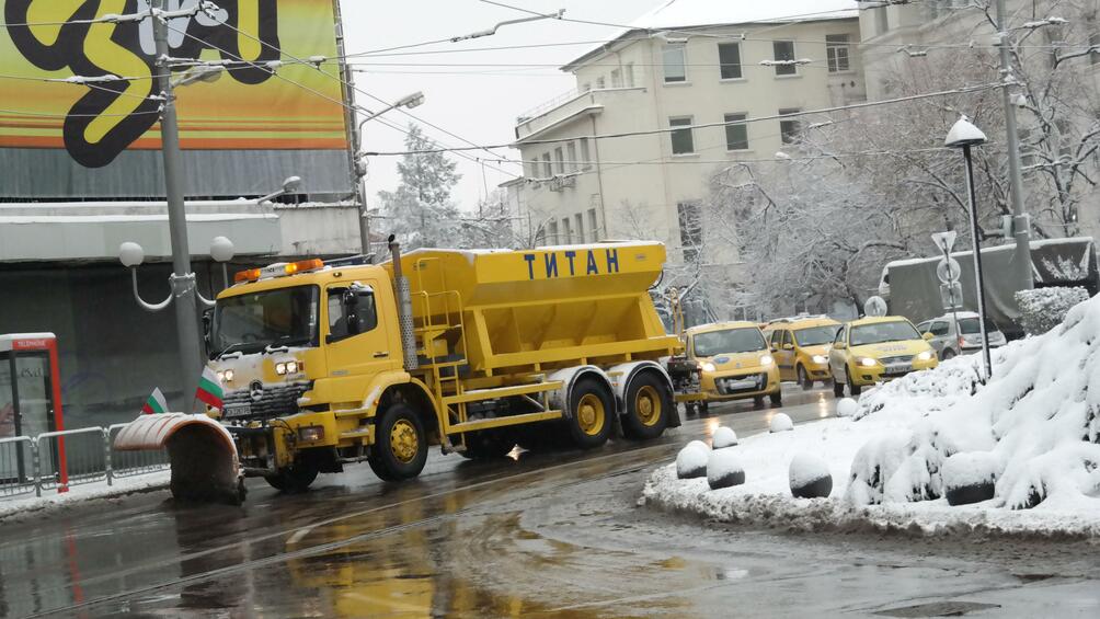Във връзка с валежите от сняг в София над 130