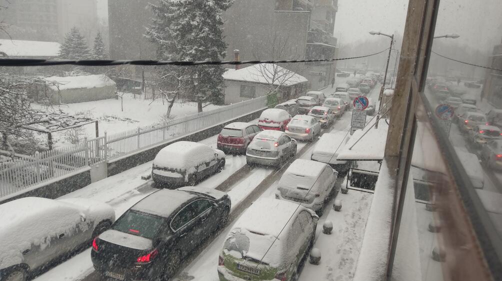 Сериозно затруднен трафик има днес в София. Снегът предизвика големи