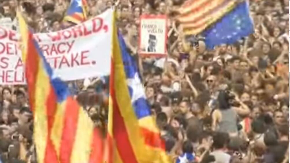 Сблъсъци между каталунската полиция и участници в протестни акции избухнаха снощи в Барселона Недоволството
