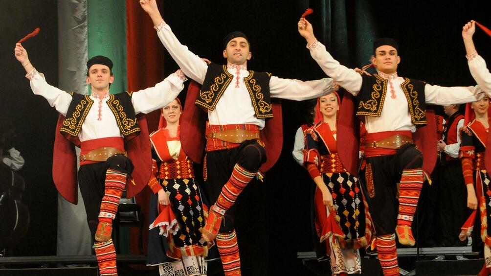 Фестивал на фолклорната музика събра българи от цял свят в