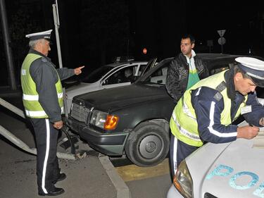 Пияни полицаи се натресоха в аварирала кола на пътя