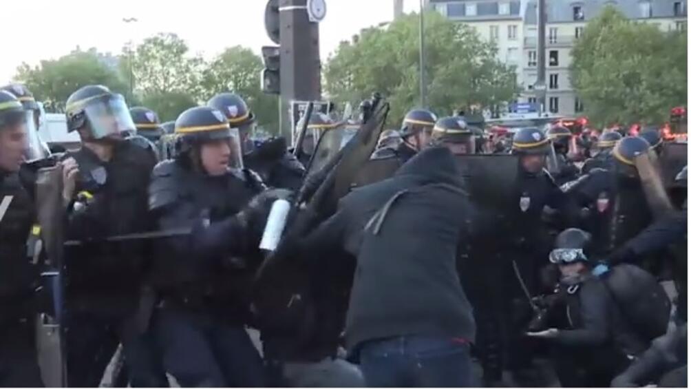 Безредици във Франция Полицията използва сълзотворен газ за да разпръсне