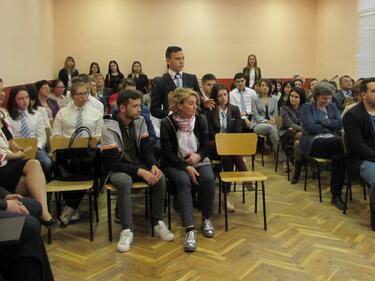 Ученици питат вицепрезидента как да останат в България при 500 лева заплата