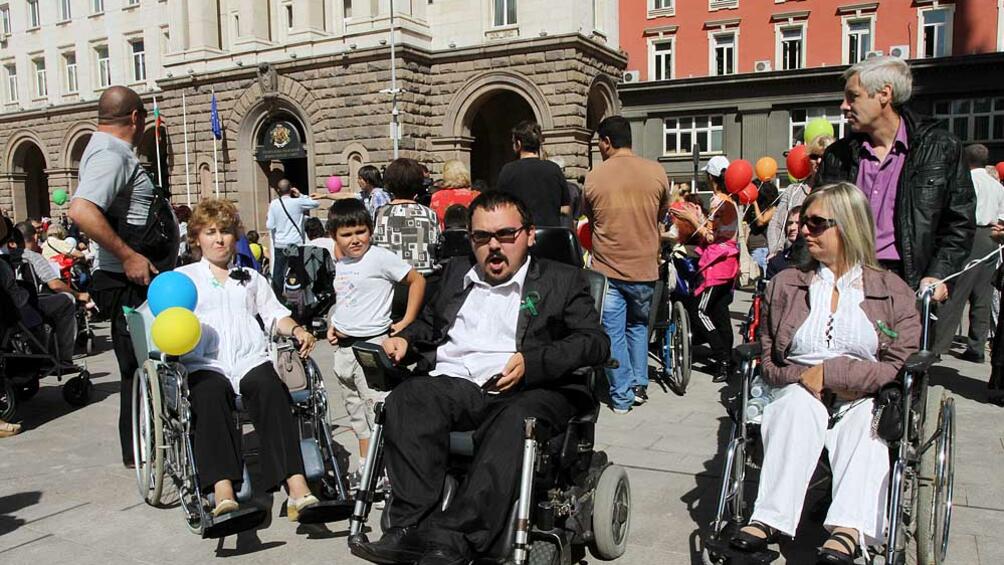 Родители на деца с увреждания излизат на шести национален протест