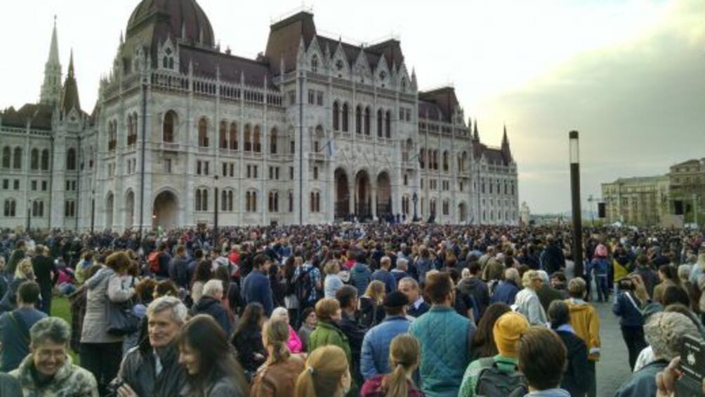 Отново протести срещу Виктор Орбан в Унгария Хиляди хора се