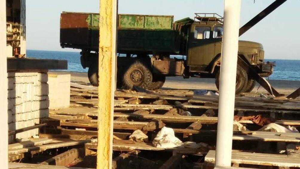 Разчистването на незаконни преместваеми обекти на морски плаж Слънчев бряг север
продължава Доброволно