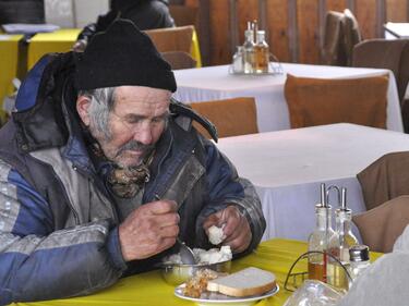 Евростат: Всеки трети българин живее в лишения