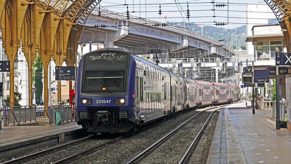 Експерти извършват оглед на изгорелия локомотив на влака София